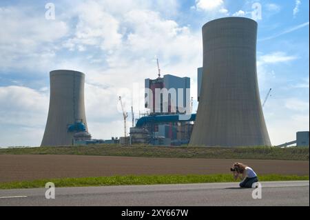 Nuova centrale elettrica a lignite Neurath e fotografo inginocchiato Foto Stock