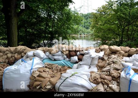 Sacchi di sabbia come protezione contro le inondazioni a Magdeburgo Foto Stock