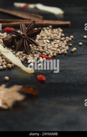 Macro closeup spezie ed erbe nero su uno sfondo di legno Foto Stock