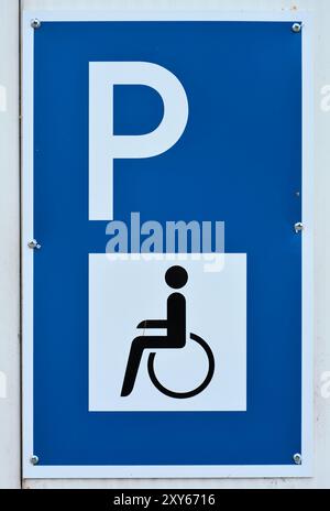 Cartello per un parcheggio per disabili sulla porta di un garage Foto Stock