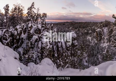 Vista serale invernale delle rocce di Prachovske ricoperte di neve nella regione di Cesky raj (Paradiso ceco), Repubblica Ceca Foto Stock