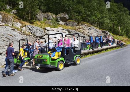 Olden, Norvegia, 1 agosto 2018: Troll car, persone sulla strada per Briksdal o ghiacciaio Briksdalsbreen a Olden, Norvegia, Europa Foto Stock