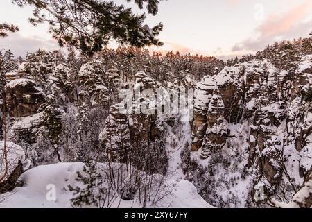 Vista invernale delle rocce di Prachovske ricoperte di neve nella regione di Cesky raj (Paradiso ceco), Repubblica Ceca Foto Stock