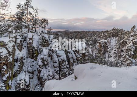 Vista invernale delle rocce di Prachovske ricoperte di neve nella regione di Cesky raj (Paradiso ceco), Repubblica Ceca Foto Stock