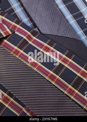 Vista dettagliata del Mens di rosso e di blu di tartan magliette a collare con cravatte slim Foto Stock