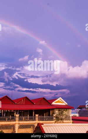 Doppio arcobaleno durante la stagione dei monsoni. Phnom Penh, Cambogia. Credito: Kraig Lieb Foto Stock