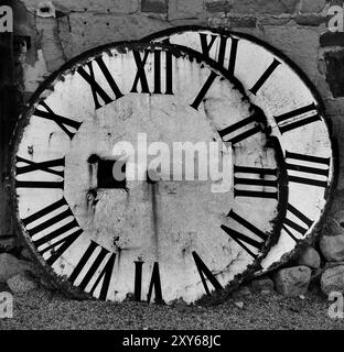 Le facce dell'orologio di un vecchio orologio a torre a Quedlinburg Foto Stock