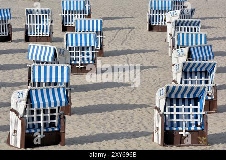 Sedie a sdraio sulla spiaggia del Mar Baltico vicino a Heiligendamm Foto Stock