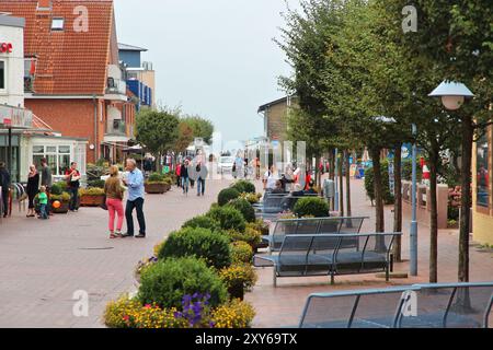 LABOE, GERMANIA - 30 AGOSTO 2014: Le persone visitano il centro di Laboe, una località sulla costa del Mar Baltico nello Schleswig-Holstein, Germania. Foto Stock