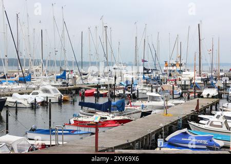 LABOE, GERMANIA - 30 AGOSTO 2014: Porto turistico e porto di Laboe, località costiera del Mar Baltico nello Schleswig-Holstein, Germania. Foto Stock