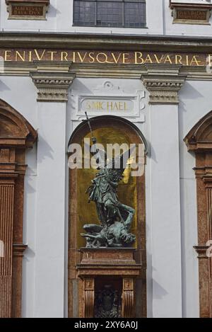 Europa, Germania, Baviera, capitale dello Stato Monaco, città, Neuhauser Strasse, Chiesa di San Michele, Statua di San Michele, Amburgo, Amburgo, Repubblica Federale Foto Stock