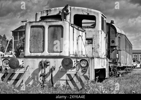 Vecchia locomotiva in disuso sul fianco del porto di Magdeburgo Foto Stock