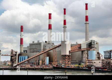 Centrale elettrica Ravenswood Generating Station a Long Island City nel Queens, New York. È alimentato da petrolio e gas naturale. Foto Stock