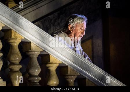 Praga, Repubblica Ceca. Nella foto rehersal 27 agosto 2024. Rudolfinum, Praga. 27 agosto 2024. Il progetto congiunto DEKKADANCERS e la Filarmonica Ceca - esecuzione con parole parlate sulla libertà e la conoscenza - Jonathan Livingston Seagull basato sul lavoro letterario cult di Richard David Bach la prima avrà luogo il 28 agosto 2024 a Rudolfinum - sala della cerimonia a Praga, Repubblica Ceca. L'attore raffigurato Jiri Labus durante la rehersal a Rudolfinum, Praga, Repubblica Ceca, 27 agosto 2024. Crediti: Jaroslav Svoboda/CTK Photo/Alamy Live News Foto Stock