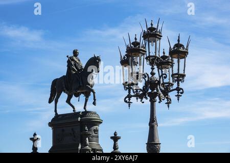 Statua equestre e lanterna a Dresda Foto Stock