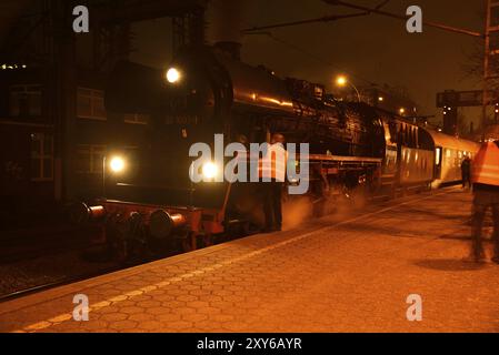 Europa, Germania, Amburgo, locomotiva a vapore 35 1097-1, costruita nel 1959 per la RDT Reichsbahn, fermata notturna ad Amburgo Harburg, 2 marzo 2019, Amburgo, Hamb Foto Stock