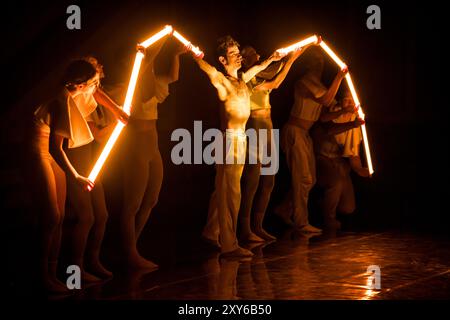 Praga, Repubblica Ceca. Nella foto rehersal 27 agosto 2024. Praga, Repubblica Ceca. 27 agosto 2024. Il progetto congiunto DEKKADANCERS e la Filarmonica Ceca - esecuzione con parole parlate sulla libertà e la conoscenza - Jonathan Livingston Seagull basato sul lavoro letterario cult di Richard David Bach la prima avrà luogo il 28 agosto 2024 a Rudolfinum - sala della cerimonia a Praga, Repubblica Ceca. Nella foto rehersal 27 agosto 2024. Crediti: Jaroslav Svoboda/CTK Photo/Alamy Live News Foto Stock