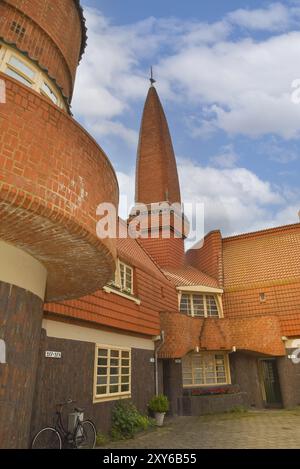 Amsterdam, Paesi Bassi. Giugno 2022. Complesso residenziale costruito nello stile architettonico della Scuola di Amsterdam Foto Stock