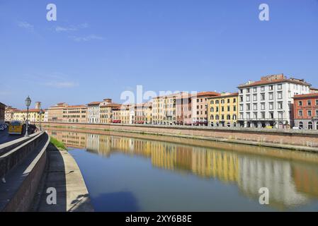 Pisa, Italia. 16 settembre 2023. Il fiume Arno attraversa la città di PSA, Italia, Europa Foto Stock