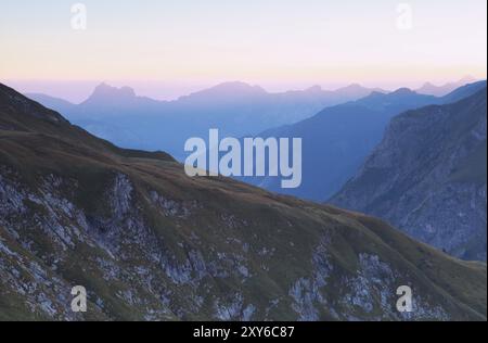 Il crinale di montagna si staglia al crepuscolo prima dell'alba Foto Stock