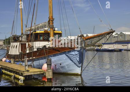 Den Helder, Paesi Bassi. Luglio 2022. Un vecchio peschereccio a strascico nel porto di Den Helder Foto Stock