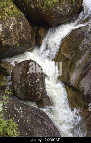Piccolo fiume e cascata tra il Itatiaia Parco Nazionale di rocce Penedo, Rio de Janeiro Foto Stock