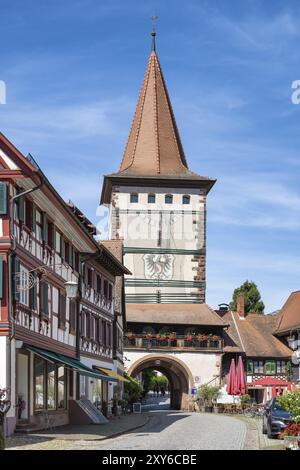 Edifici a graticcio con Obertorturm, Haigeracher Tor, la storica torre cittadina e punto di riferimento nel centro storico di Gengenbach, Ortenaukreis, Ba Foto Stock