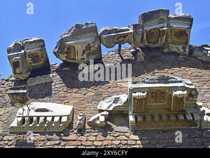 Frammenti del Tempio di Roma e Augusto, marmo Foto Stock