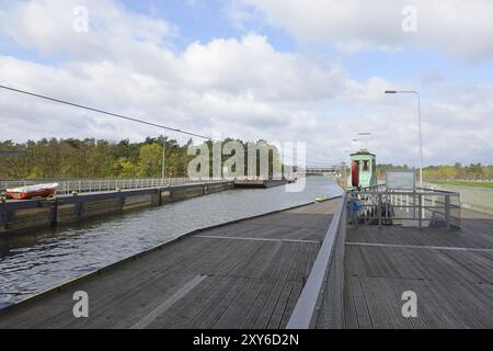 Seggiovia Niederfinow nel Brandeburgo. Lo skilift per barche Niederfinow in Germania. Canale Oder-Havel vicino a Niederfinow nel Brandeburgo. Edificio vecchio e nuovo Foto Stock