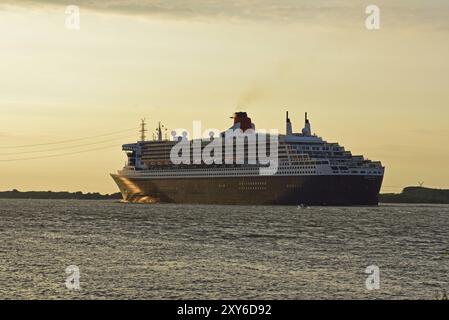 Europa, Germania, Amburgo, Elba, nave passeggeri Queen Mary 2 parte da Amburgo, luce serale, Amburgo, Amburgo, Repubblica federale di Germania, Europa Foto Stock