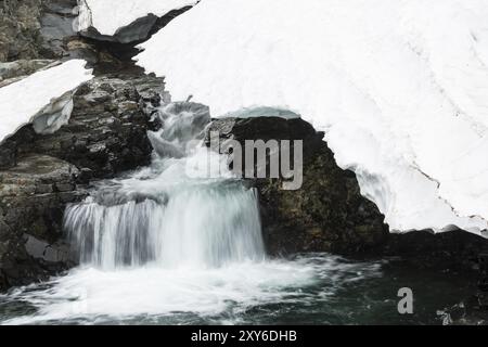 Ruscello nelle Alpi Abisko, Norrbotten, Lapponia, Svezia, luglio 2013, Europa Foto Stock