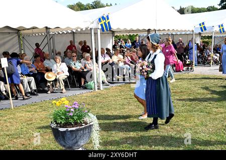 Stoccolma, Svezia. 28 agosto 2024. La regina Silvia di Svezia partecipa ai festeggiamenti per la festa degli anziani al castello di Ekebyhov a Ekerö, Svezia, il 28 agosto 2024. Foto: Fredrik Sandberg/TT code 10080 credito: TT News Agency/Alamy Live News Foto Stock