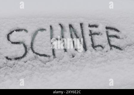 Finestrini dell'auto in inverno nella neve. Finestrino dell'auto in inverno nella neve Foto Stock