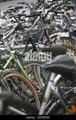 Biciclette di fronte a una stazione ferroviaria Foto Stock