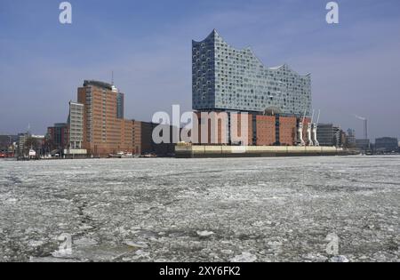 Europa, Germania, Amburgo, Elba, Vista dall'acqua alla Filarmonica dell'Elba in inverno con ghiaccio alla deriva, Panorama, Amburgo, Amburgo, Rep. Federale Foto Stock