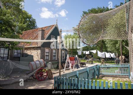 Enkhuizen, Paesi Bassi. Giugno 2022. Cottage di pescatori con trappole per pesci essiccate. Messa a fuoco selettiva Foto Stock