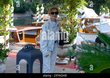 Lido di Venezia, Italia. 28 agosto 2024. Isabelle Huppert arriva all'Excelsior Hotel al Lido di Venezia. Credito: SOPA Images Limited/Alamy Live News Foto Stock