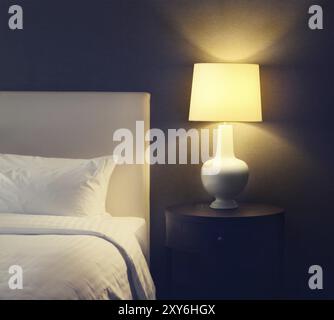 Abstract hotel camera da letto con lampada e hotel bed con spazio per il testo Foto Stock