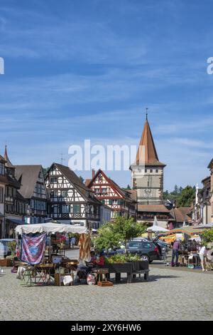 La piazza del mercato con Obertorturm, Haigeracher Tor, la storica torre cittadina e punto di riferimento nel centro storico di Gengenbach, Ortenaukreis, Baden-Wu Foto Stock