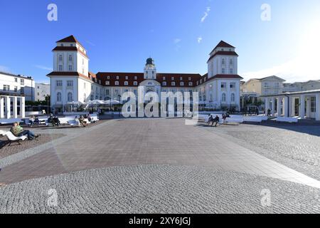 Vista grandangolare di una spaziosa piazza del mercato con edifici bianchi e persone, Ruegen (Binz 1) Foto Stock