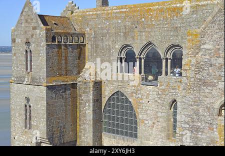 Mont-Saint-Michel, Abbazia, frammento, gente alla finestra, Normandia, Francia, Europa Foto Stock