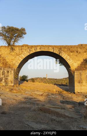 Distrutto ponte abbandonato Ajuda che attraversa il fiume Guadiana tra la Spagna E Portogallo Foto Stock