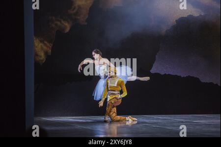 Marius Petipa ha portato la coreografia "LA BAYADERE" sul palco di San Pietroburgo nel 1877. Fortunatamente, le notazioni dell'originale sono state prese Foto Stock