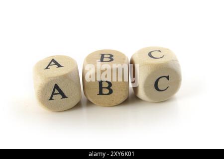 ABC, scritto con blocchi alfabetici di legno, giocattolo educativo per imparare a leggere e scrivere, isolato su sfondo bianco Foto Stock