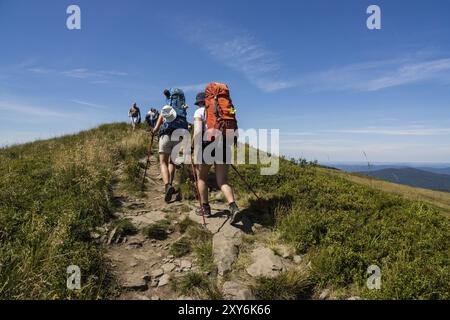 Escursionisti sulla cresta della polonina Carynska, Parco Nazionale di Bieszczady, riserva UNESCO chiamata riserva della biosfera dei Carpazi orientali, Voivodi della piccola Polonia Foto Stock