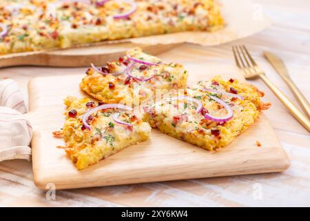 Flambee con tarte di patate fatta in casa, torta salata con cipolla, pancetta, formaggio e patate Foto Stock