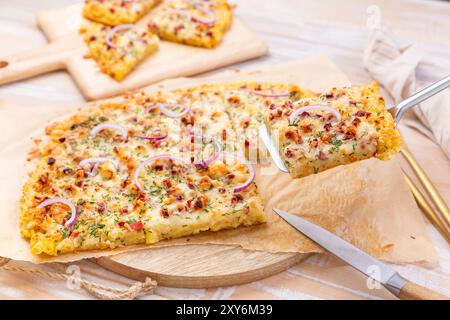 Flambee con tarte di patate fatta in casa, torta salata con cipolla, pancetta, formaggio e patate Foto Stock