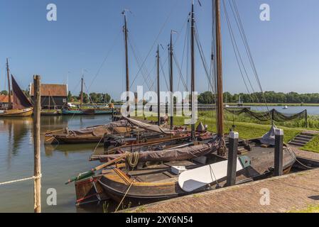 Enkhuizen, Paesi Bassi, giugno 2022. Barche da pesca e reti tradizionali che si asciugano al Museo Zuiderzee di Enkhuizen. Messa a fuoco selettiva Foto Stock