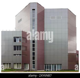 Le pareti dell'edificio per uffici sono protette da pannelli decorativi in metallo. isolato su bianco Foto Stock