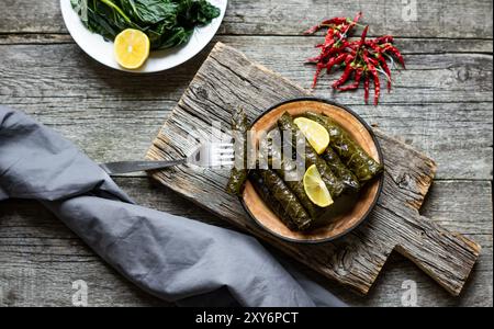 Verande farcite di collard con foglie bollite, piatti tradizionali turchi della regione del mare nero, sarma, dolma Foto Stock